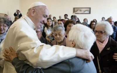 EL PAPA REZA CON LOS ABUELOS Y ANCIANOS