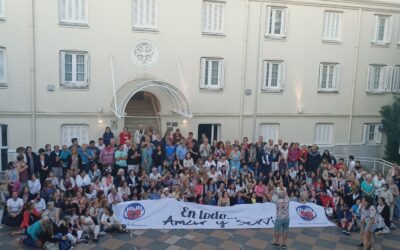 MANOS ABIERTAS PARA VENDAR LOS CORAZONES HERIDOS.