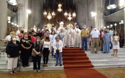 LA TOMÓ DE LA MANO Y LA HIZO LEVANTAR.