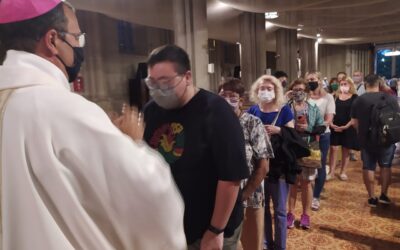 EL OBISPO SALUDA A TURISTAS.