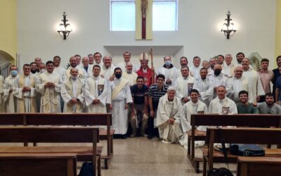 El CARDENAL GREGORIO ROSA CHAVEZ  SE REUNIÓ CON EL CLERO Y PERIODISTAS.