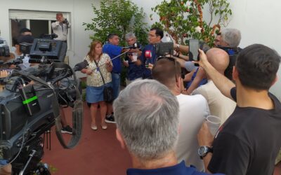 BRINDIS CON LOS COMUNICADORES.