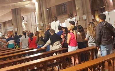 EL PADRE OBISPO SALUDA Y DIALOGA CON TURISTAS.