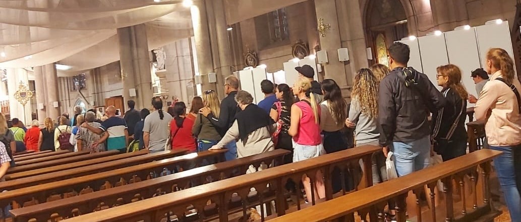 EL PADRE OBISPO SALUDA Y DIALOGA CON TURISTAS.