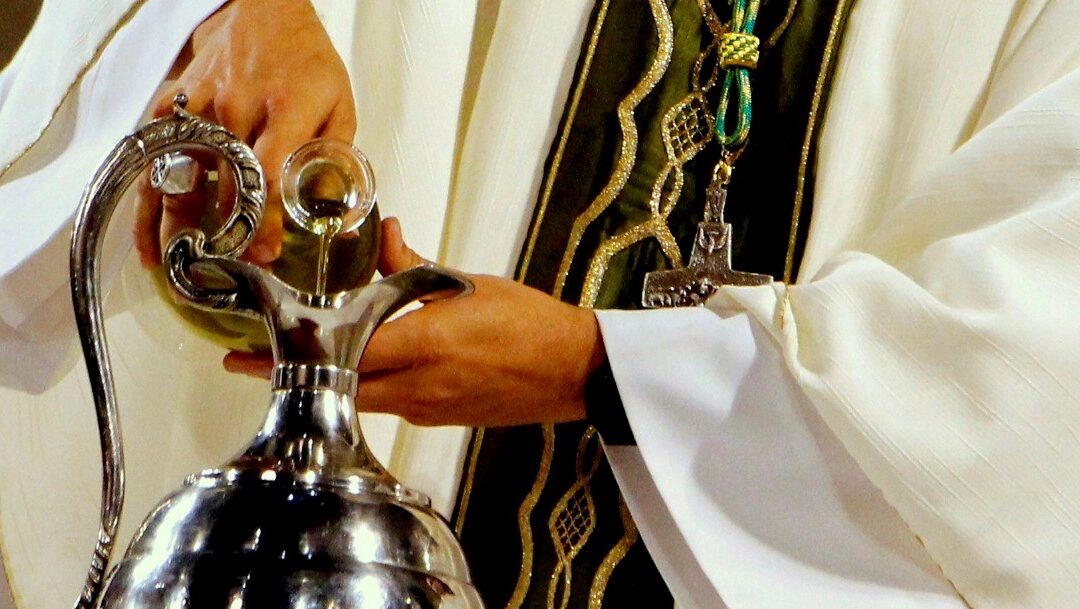LOS SACERDOTES PREPARAN LA MISA CRISMAL.