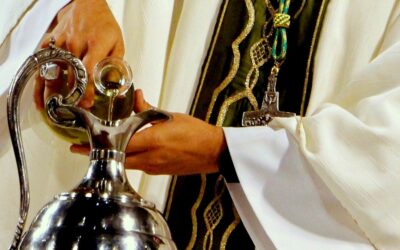 LOS SACERDOTES PREPARAN LA MISA CRISMAL.