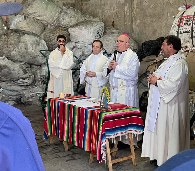 En una Misa con recicladores, el obispo Giobando pidió “reciclar el lenguaje que nos divide”
