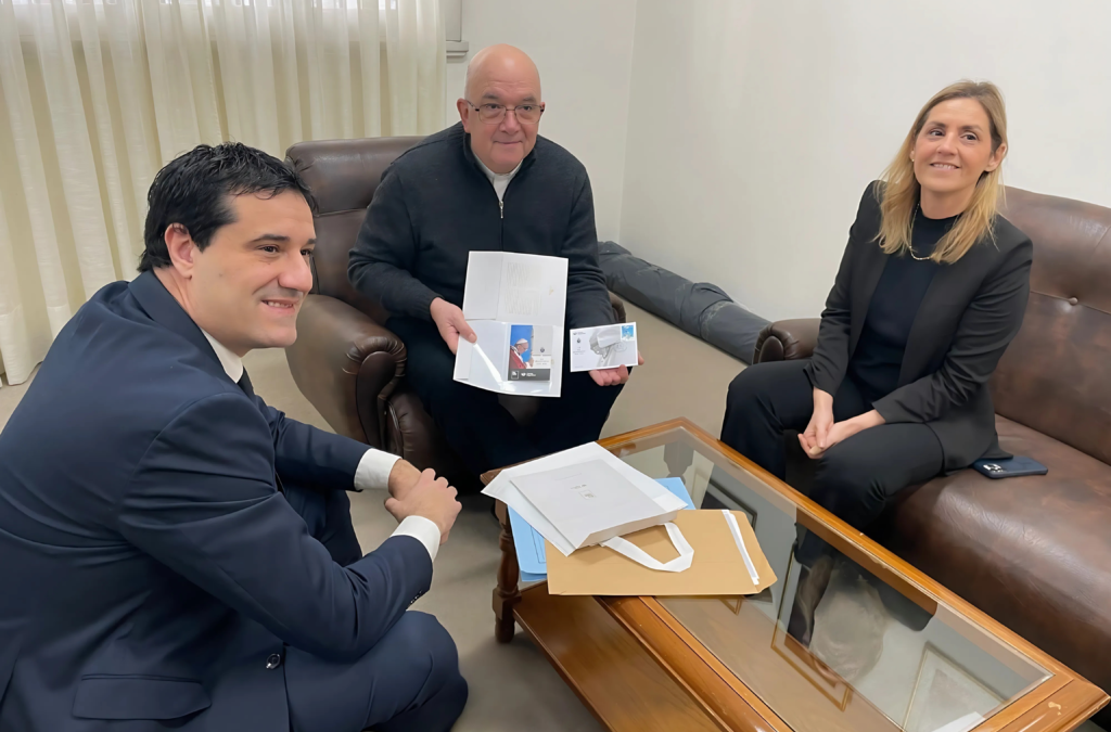 Monseñor Giobando recibió al senador Maximiliano Abad, quien presentó estampillas con la imagen del Papa Francisco