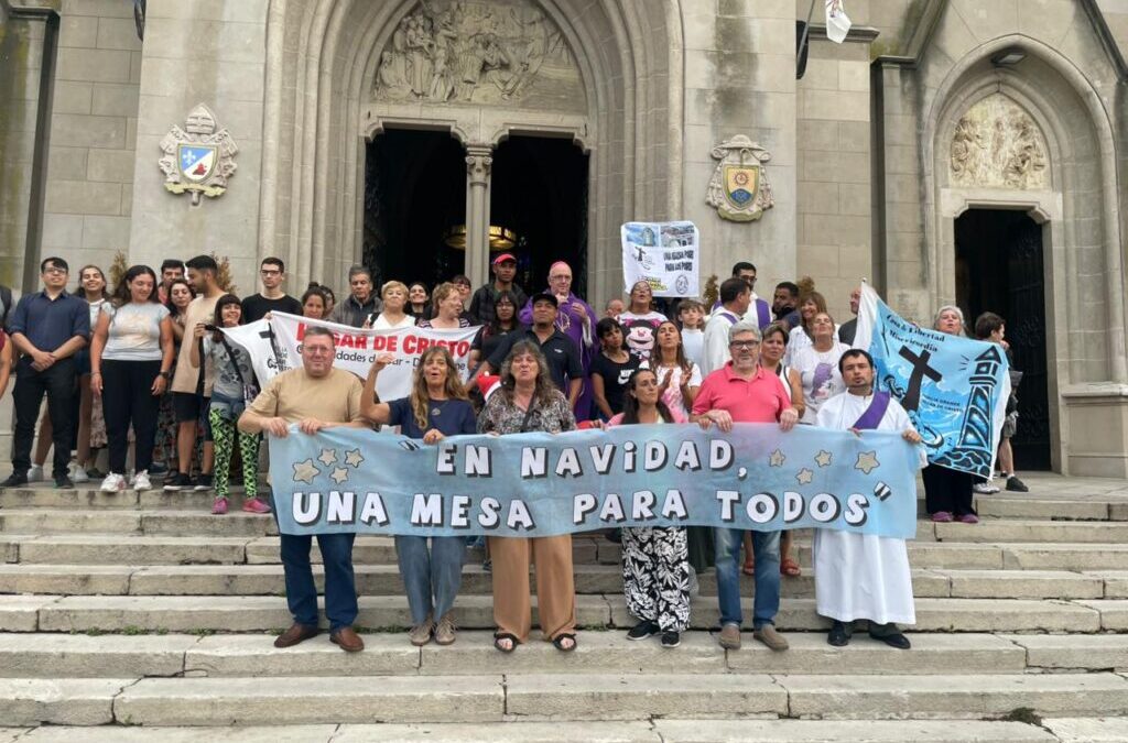 “En Navidad, una mesa para todos” en la explanada de la Catedral
