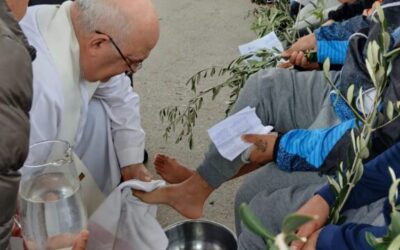 El Obispo lavó los pies a internos de unidades penitenciarias de Batán y destacó que «siempre es posible empezar de nuevo»