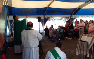 EL PADRE OBISPO GABRIEL PRESIDIÓ LA MISA DE INICIO DE ACTIVIDADES EN LA CARPA MISIONERA DE LA PARROQUIA JESÚS OBRERO EN VILLA EVITA